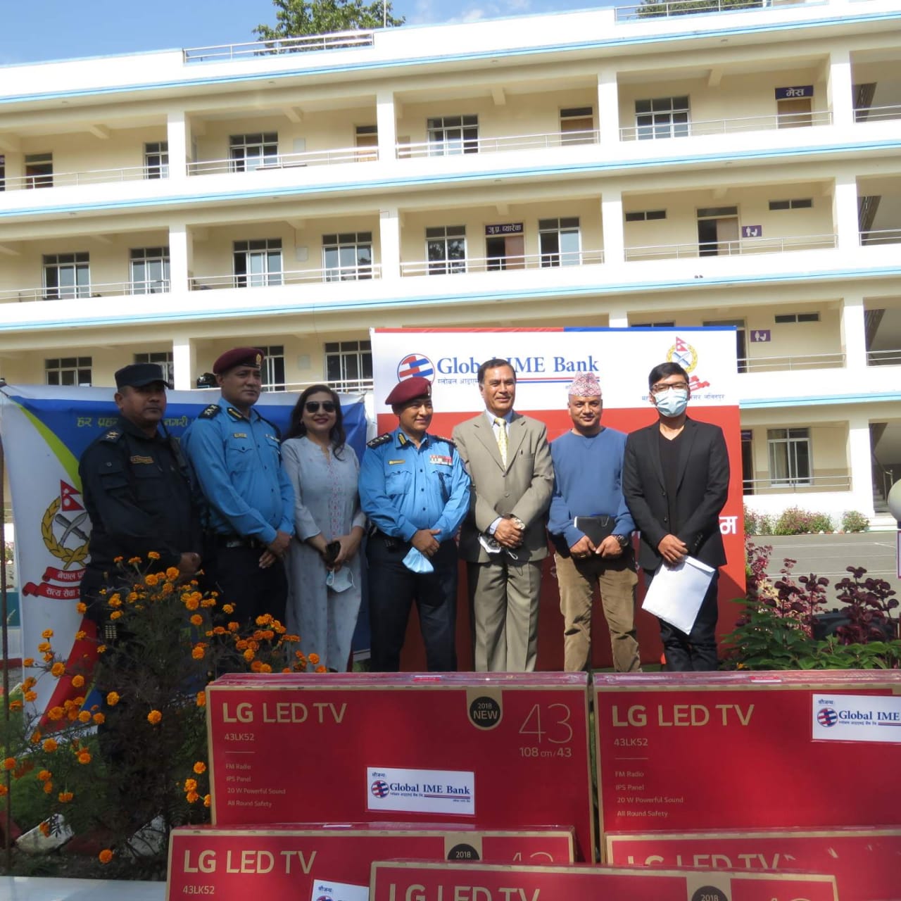 IMG 20211029 WA0026 1 ग्लोबल आइएमई बैंकद्वारा महानगरीय प्रहरी परिसर ललितपुरलाई १० थान एलइडी टिभी हस्तान्तरण