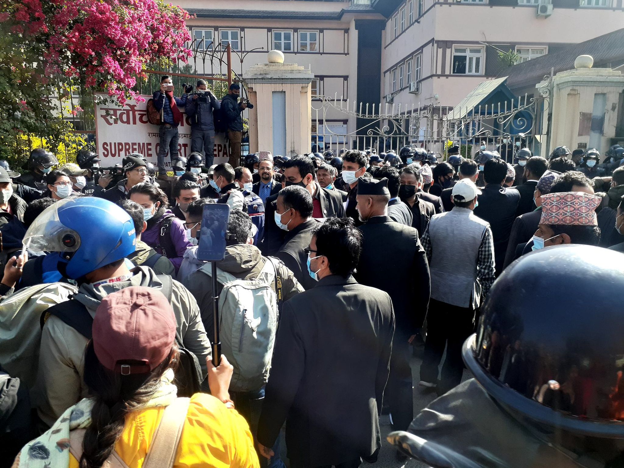 248039469 340871944480219 9119553356986077852 n तस्बिर : सर्वाेच्च अदालतमा झडप , तीन जना पक्राउ