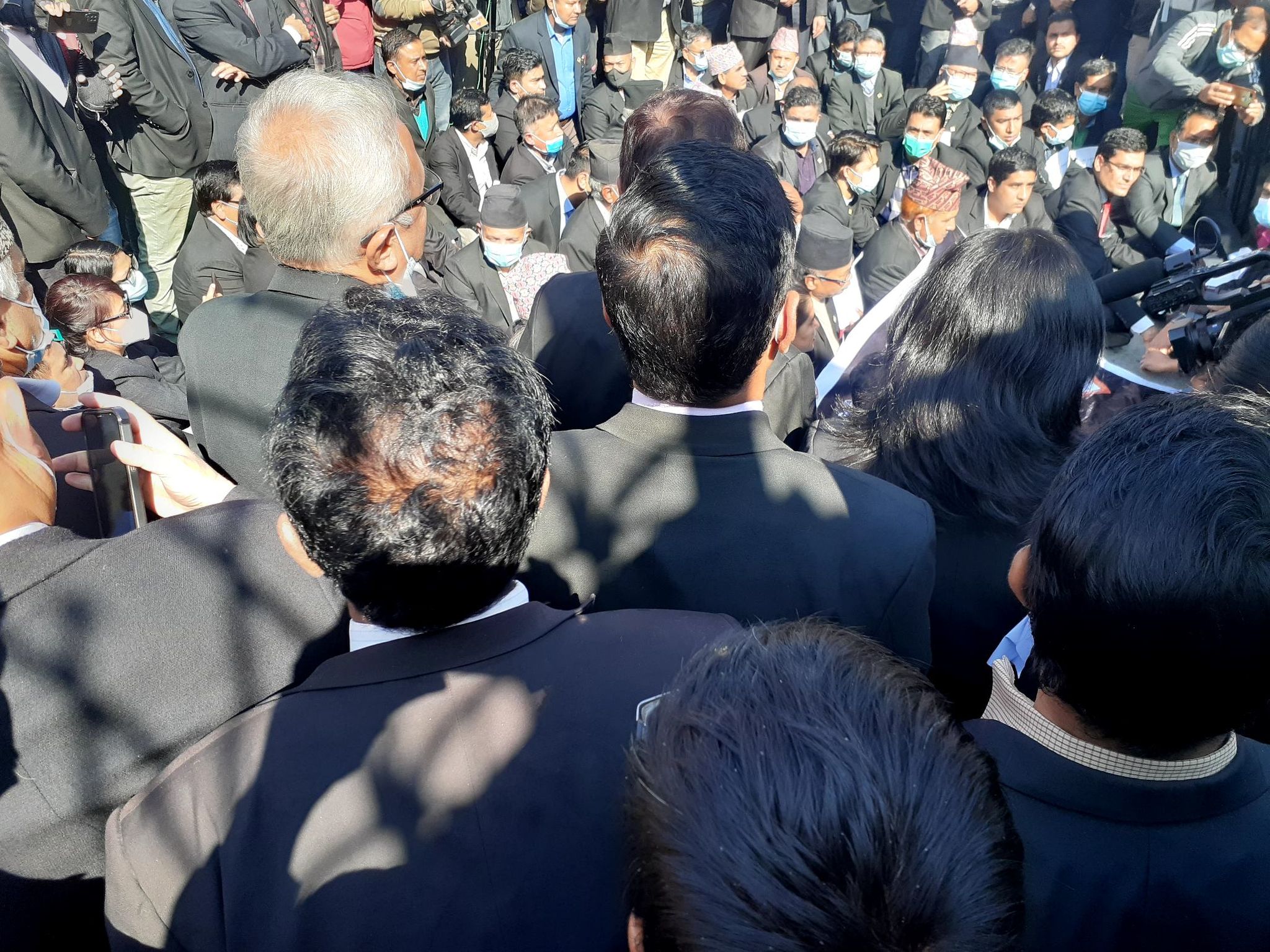248405829 979726766219371 7131401268699436329 n तस्बिर : सर्वाेच्च अदालतमा झडप , तीन जना पक्राउ