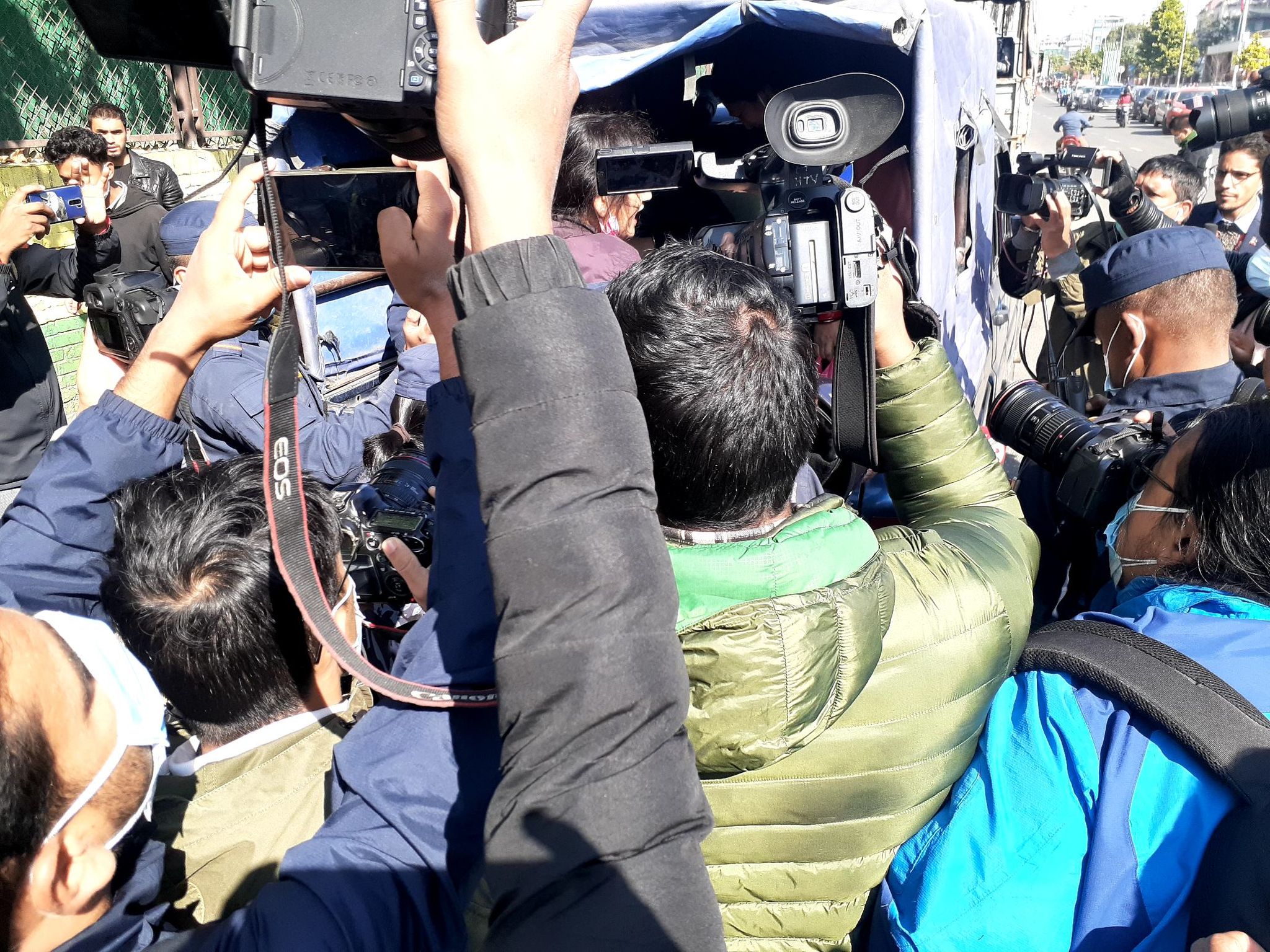251866965 598380344609498 2459607453762521016 n तस्बिर : सर्वाेच्च अदालतमा झडप , तीन जना पक्राउ