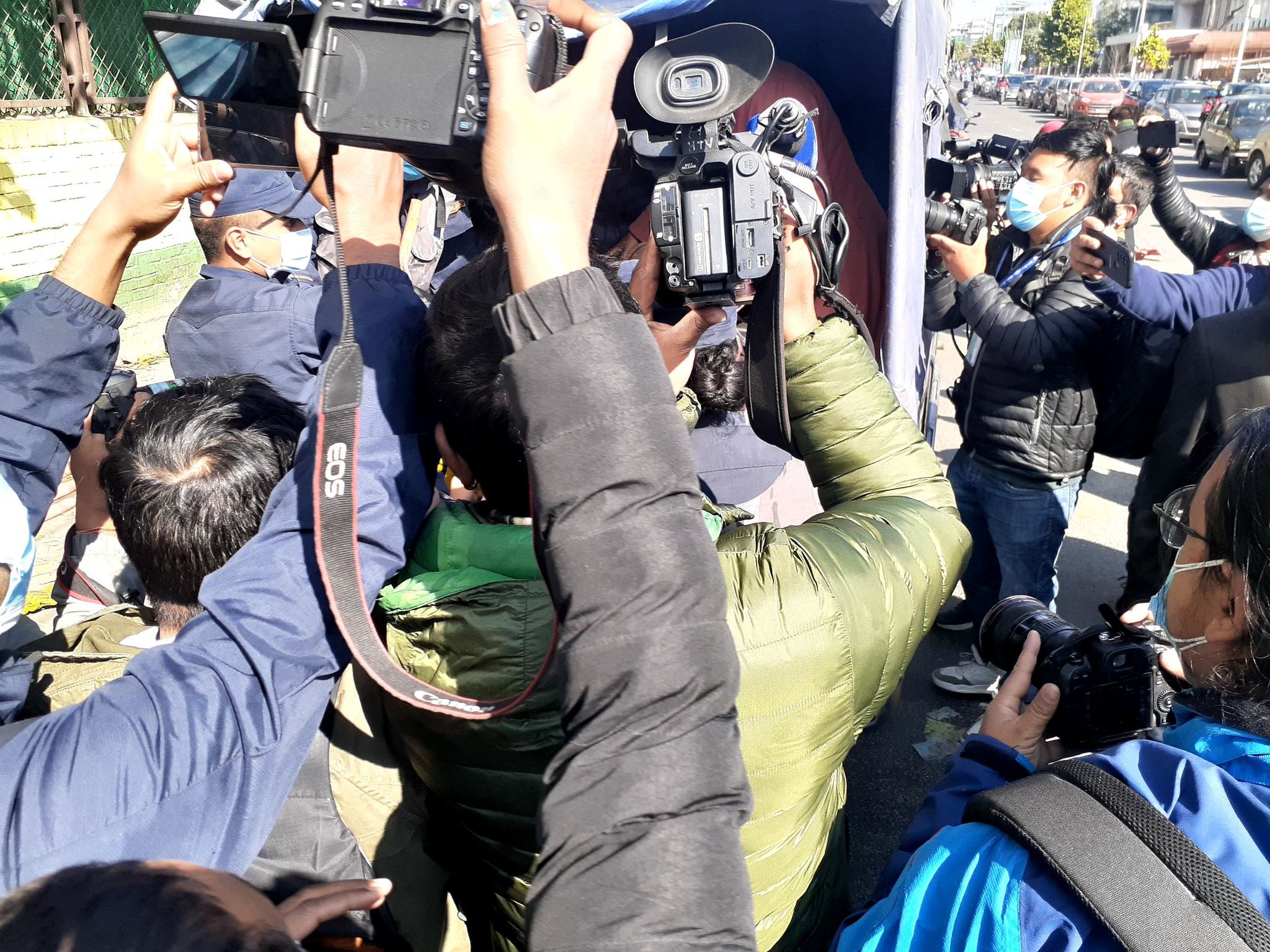 252756040 252387593440100 4108117208222908612 n तस्बिर : सर्वाेच्च अदालतमा झडप , तीन जना पक्राउ