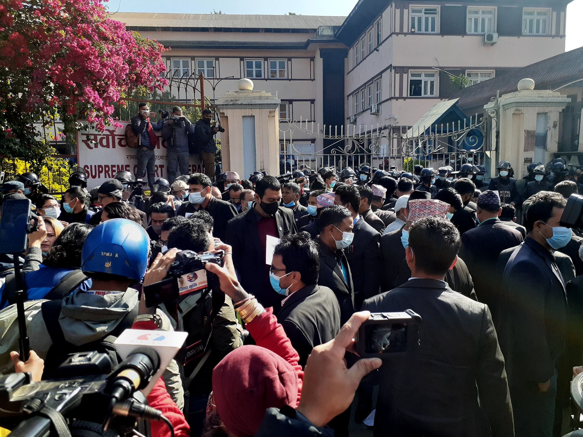 252756152 188586890103377 2237338518643171701 n तस्बिर : सर्वाेच्च अदालतमा झडप , तीन जना पक्राउ