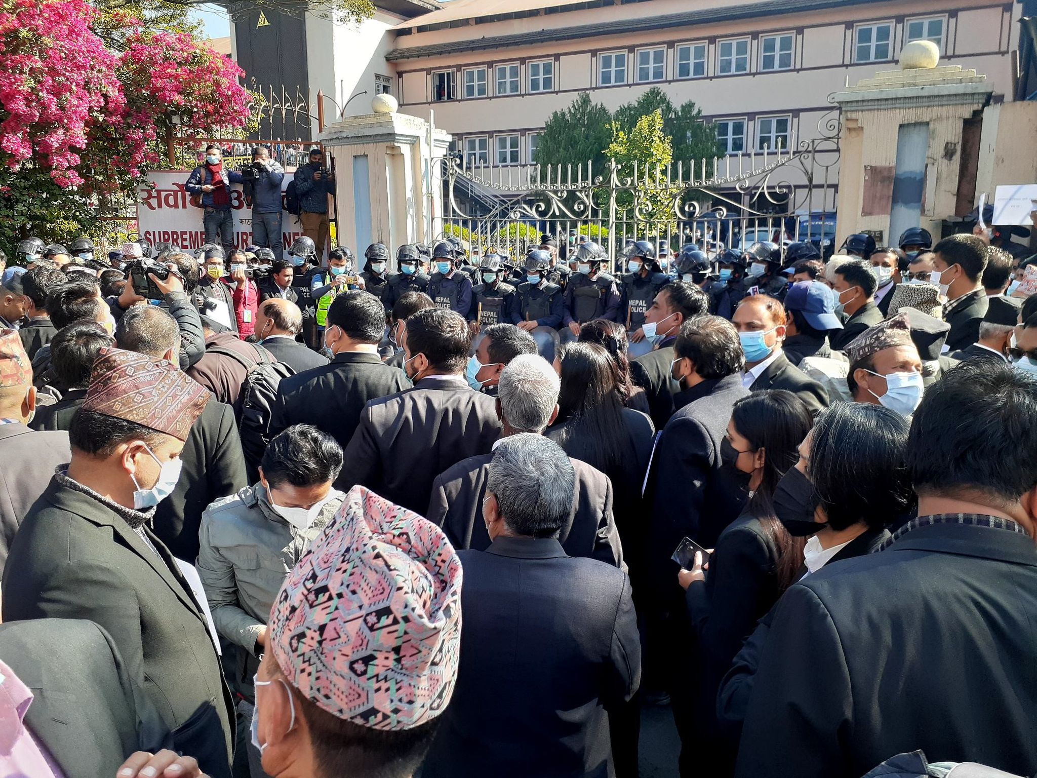 253932723 989484331909409 6201049122152356330 n तस्बिर : सर्वाेच्च अदालतमा झडप , तीन जना पक्राउ