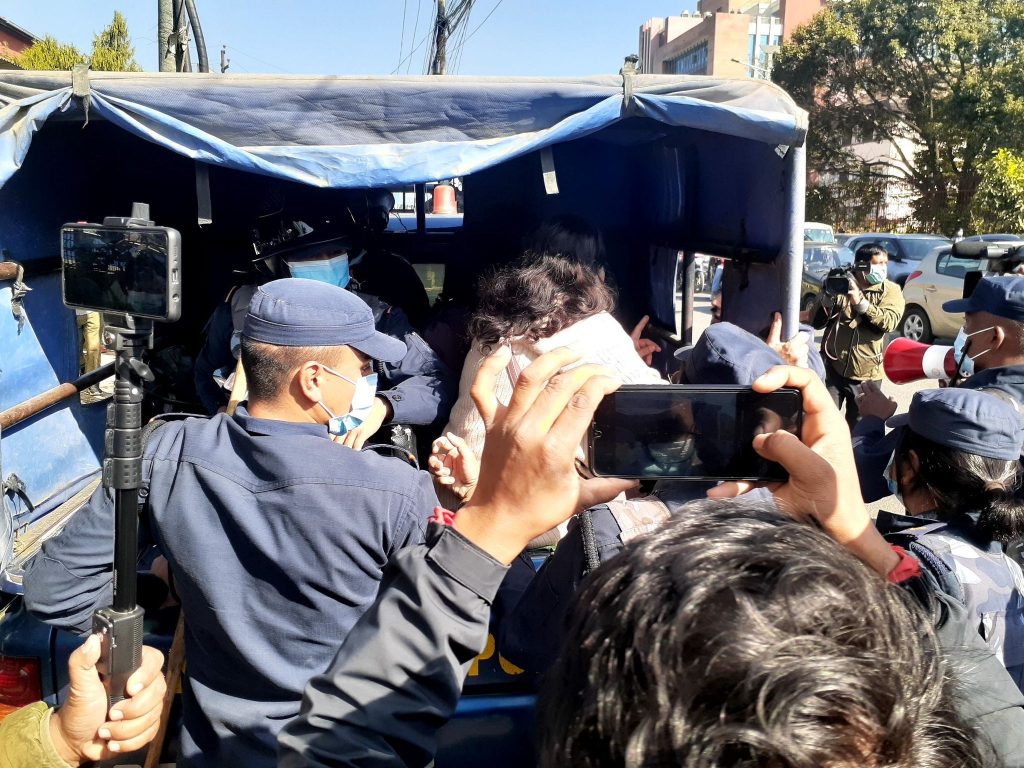 तस्बिर : सर्वाेच्च अदालतमा झडप , तीन जना पक्राउ