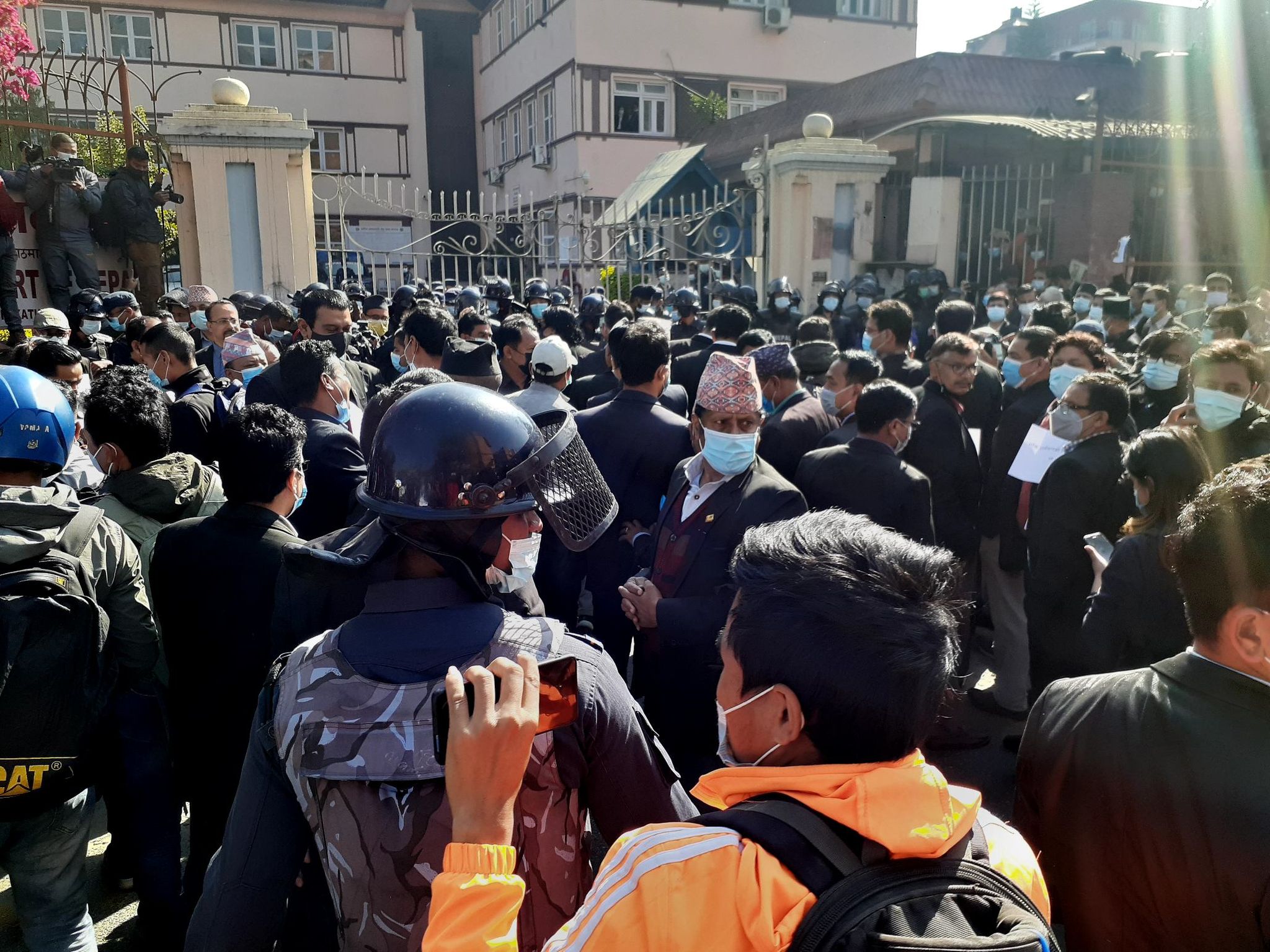 255415100 606223887228500 4173682585550478620 n तस्बिर : सर्वाेच्च अदालतमा झडप , तीन जना पक्राउ