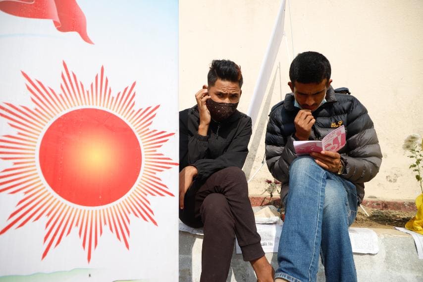 260988317 4856529051100890 5839189105012121789 n भीम रावलको तस्बिरसहितको पुस्तक बाड्नेहरुलाई ओली समर्थकले लखेटे