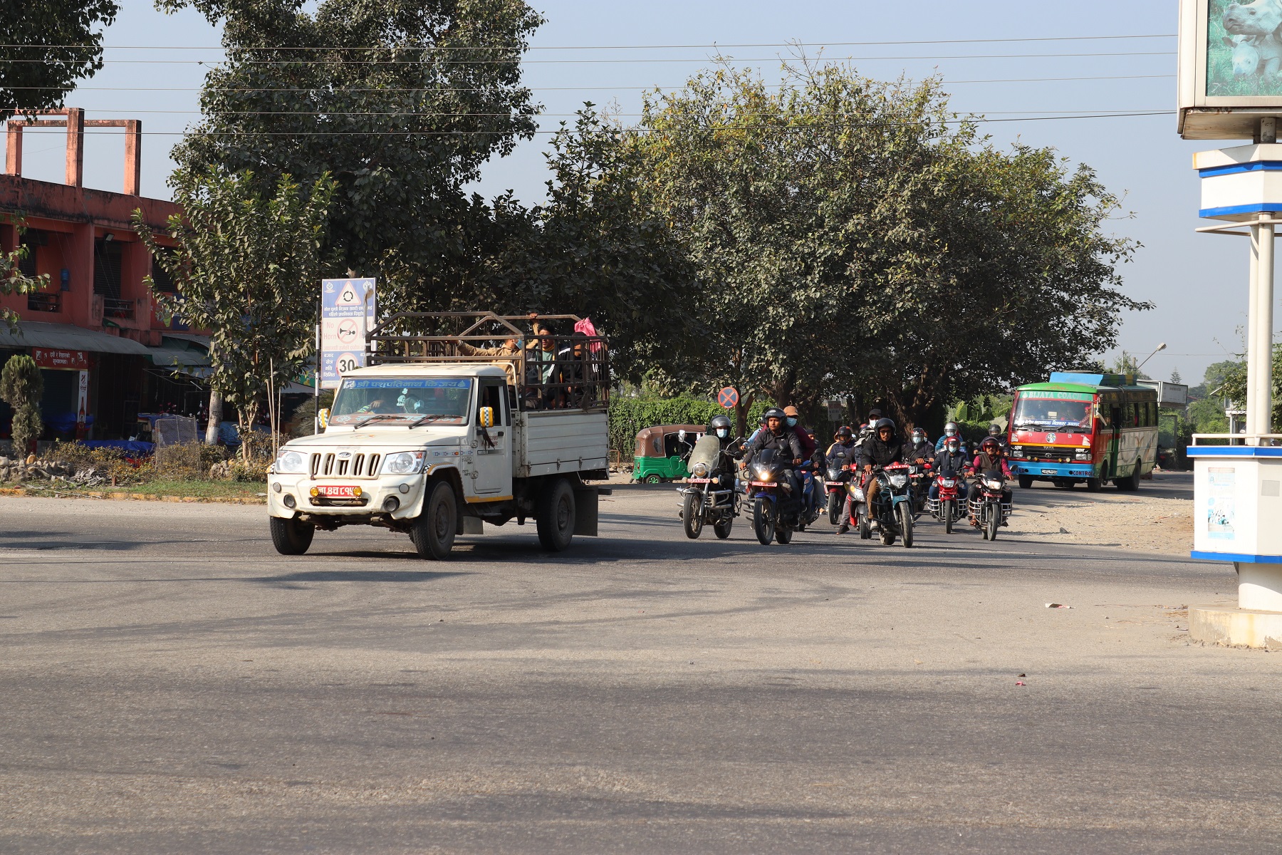 banda 1.jpg चितवनमा बन्दको सामान्य प्रभाव, नेकपाका जिल्ला अध्यक्षसहित ११ जना पक्राउ