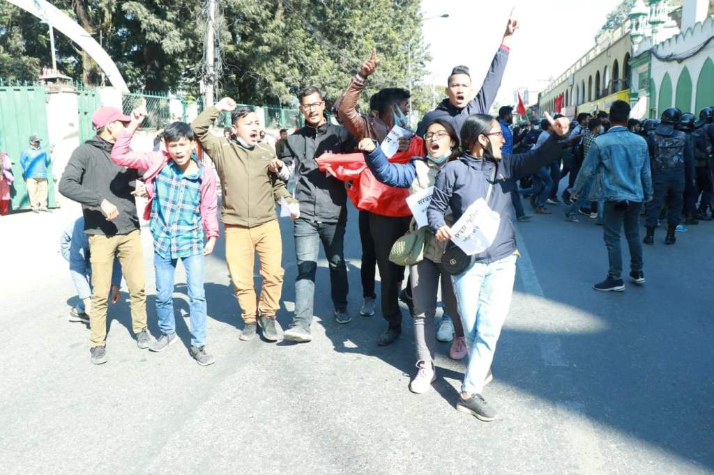 biplab 9 विप्लव समूह निकट अखिल क्रान्तिकारीकाे मूल्यवृद्धि विरुद्ध प्रदर्शन ( तस्बिर सहित )