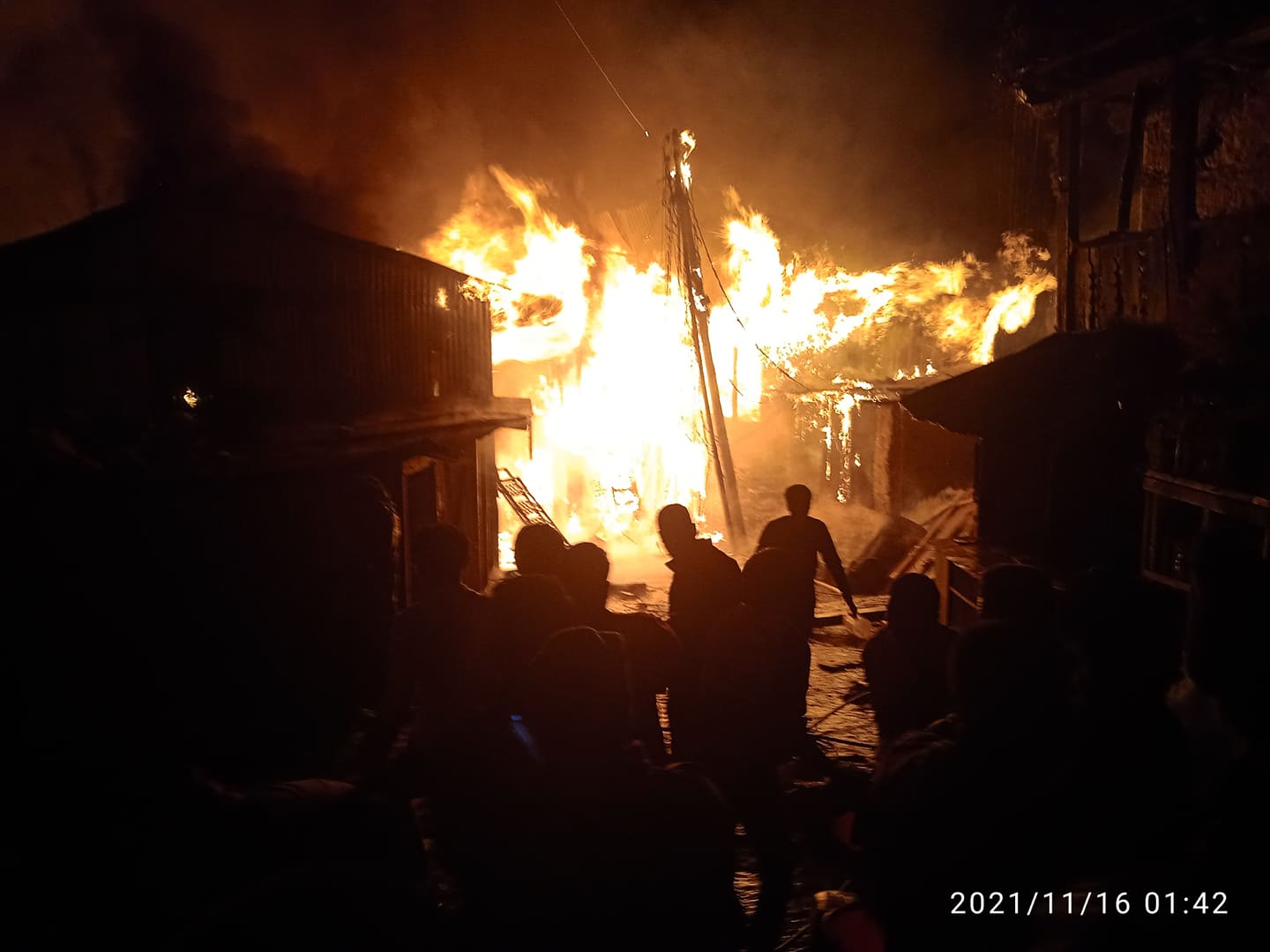 mugi fire 1 .jpg तस्बिर : मुगुमा भीषण आगलागी हुँदा १७ घर जले, मध्यरातिकाे आगाे बिहान मात्र नियन्त्रणमा