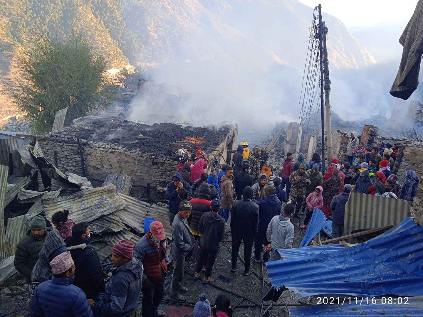 mugi fire 2 .jpg तस्बिर : मुगुमा भीषण आगलागी हुँदा १७ घर जले, मध्यरातिकाे आगाे बिहान मात्र नियन्त्रणमा