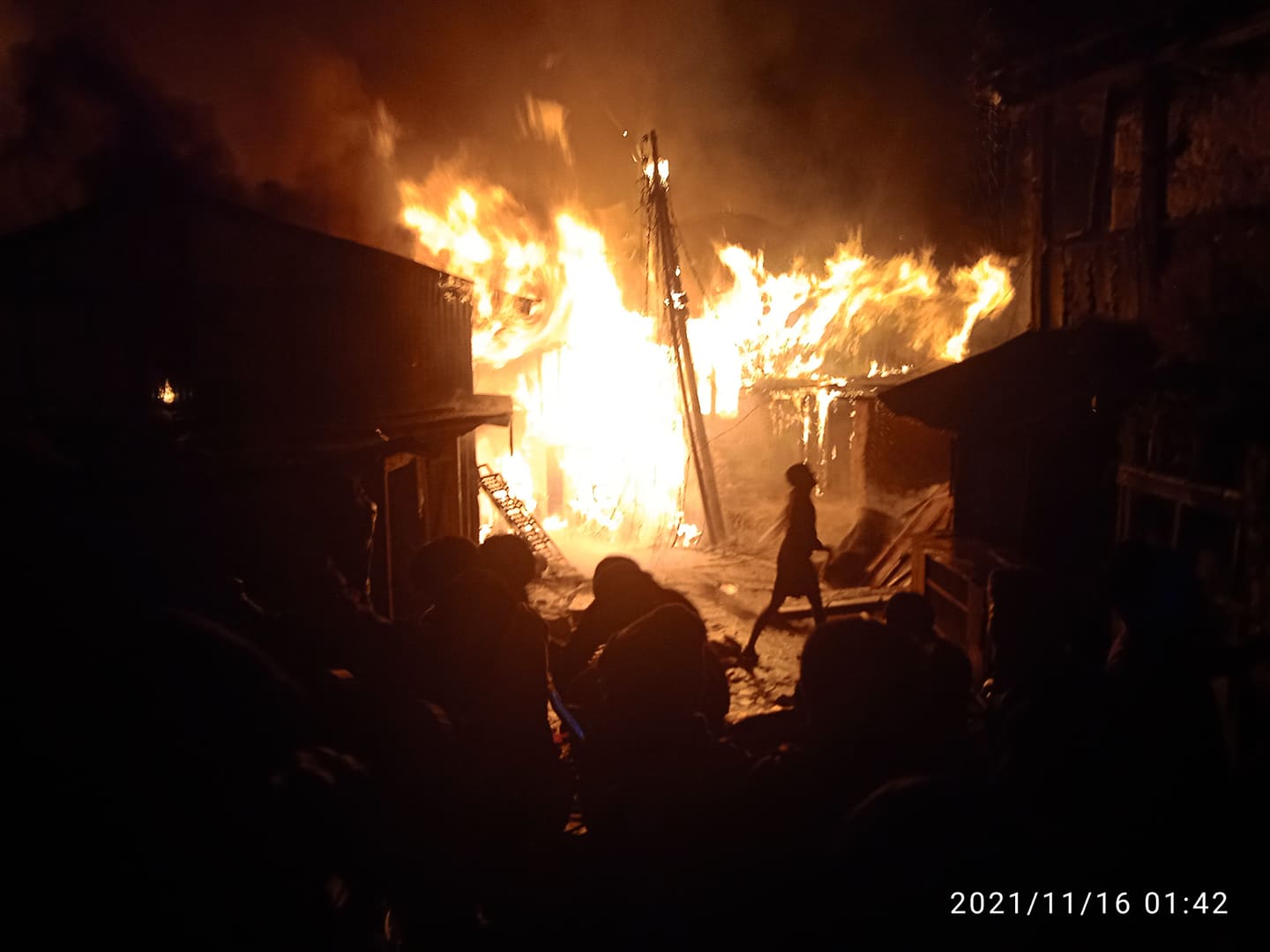 mugi fire 9 .jpg तस्बिर : मुगुमा भीषण आगलागी हुँदा १७ घर जले, मध्यरातिकाे आगाे बिहान मात्र नियन्त्रणमा