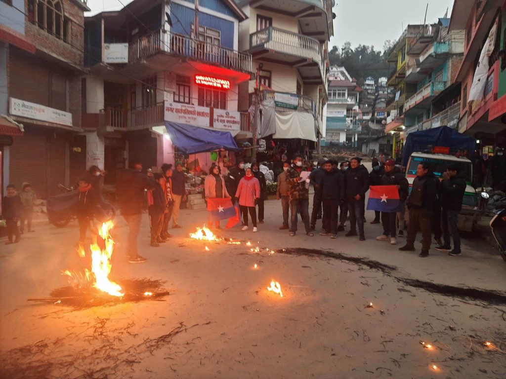 युवा संघले जलायो प्रधानमन्त्री देउवा र मन्त्री यादवको पुत्ला , यस्तो छ कारण।