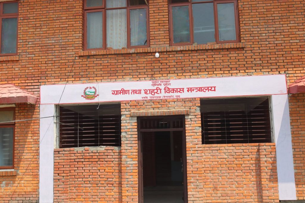 लुम्बिनीका मन्त्रालय बेवारिसे : मन्त्रालय दाङमा, मन्त्री र कर्मचारी बुटवलमा