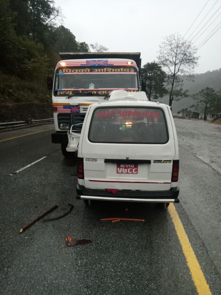 भरतपुरतर्फ आउँदै गरेको भ्यान टिपरमा ठोक्किँदा दुई जनाको मृत्यु, एक गम्भीर