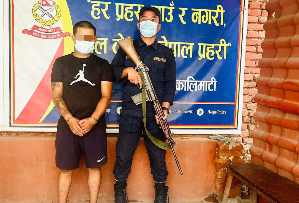 डलर भन्दै कागजका टुक्रा दिएर रु आठ लाख ठगी गर्ने व्यक्ति पक्राउ