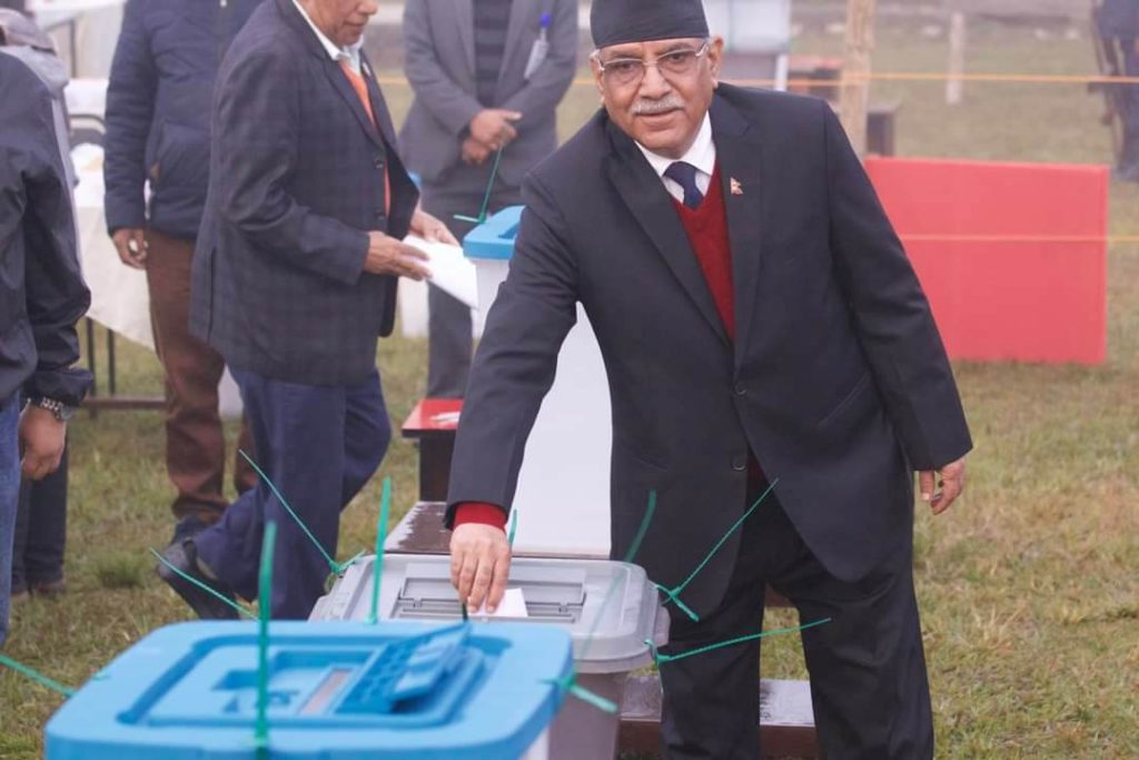 प्रचण्डले चितवनबाट गरे मतदान