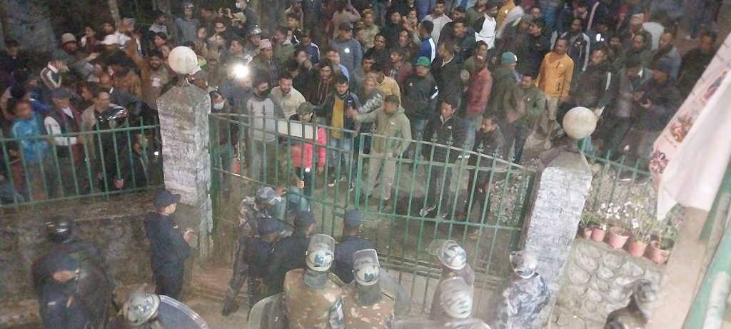 अधिकृत को हस्ताक्षर नभएको मतपत्र भेटिए पछि इलाम २ को मत गणनास्थल तनावग्रस्त …