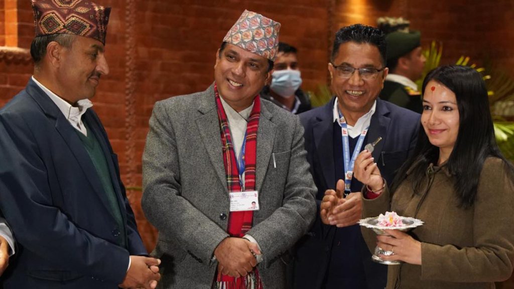 पूजापाठ गरि ज्योतिषले निकालेको साइतमा सरकारी निवास बालुवाटार सरे प्रचण्ड।