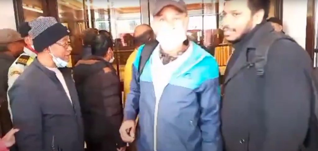 होटलमा ताल्चा लगाएर हिमालयन बैंकको एजीएम ,ढाेका बाहिर सेयरधनीको नाराबाजी !
