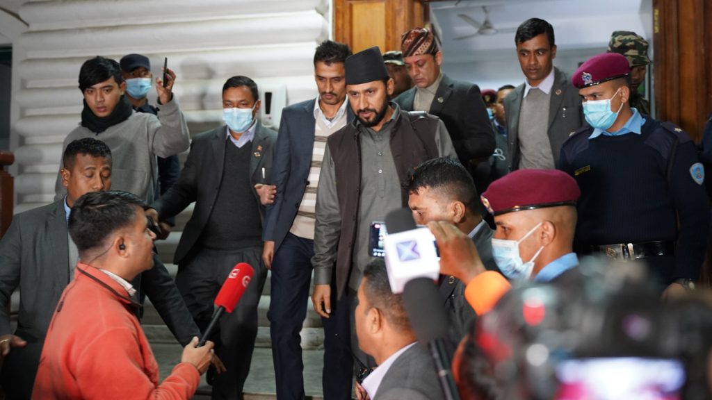 मन्त्रालयबाट बाहिरिँदै लामिछानेले भने- ‘यतिखेर म परिचय नभएको अनागरिक भएको छुु’