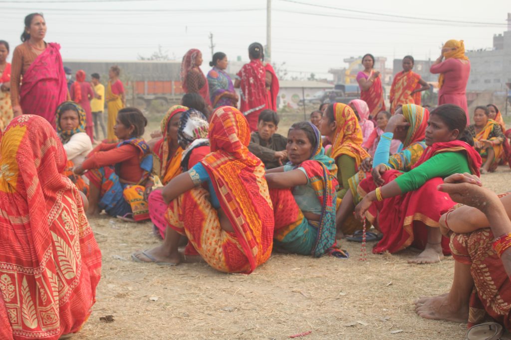 गरिबलाई मारेर लघुबित्त मोटाउन थालेकाे भन्दै ऋणीहरू आन्दोलनमा