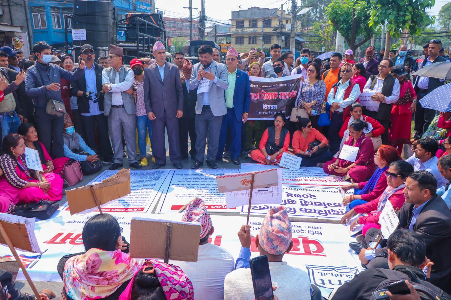 आजबाट देशैभरीका सामुदायिक विद्यालय बन्द, शिक्षकहरु काठमाडौं केन्द्रित आन्दोलनमा। 