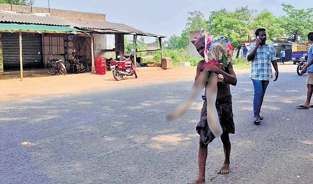 दिदीको खाताबाट २० हजार रुपैयाँ निकाल्न नसकेपछि भाइ कंकाल बोकेर बैंक पुगे
